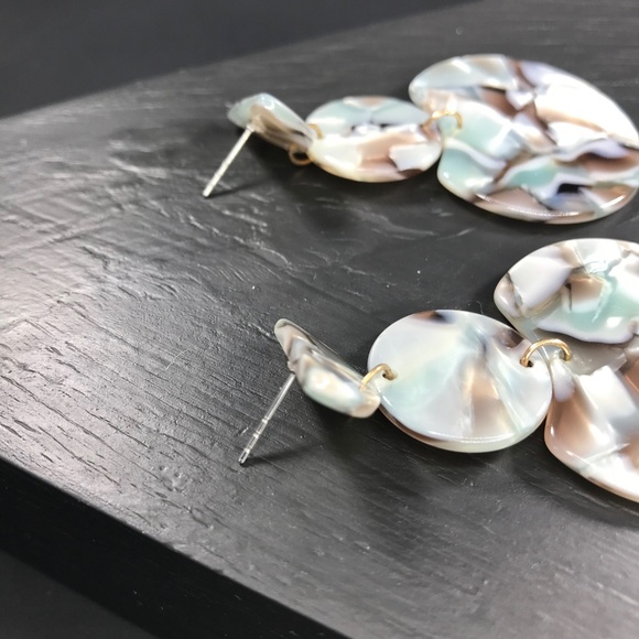 🆑 Geo-Stack Earrings in Light Green and Brown - Picture 5 of 5